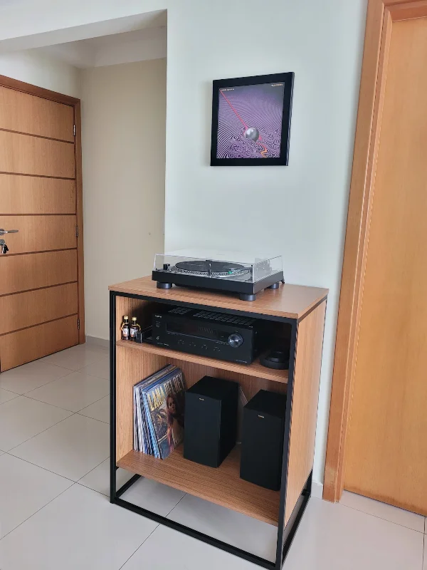 Móvel para equipamentos de áudio produzido pela Punho de Ferro