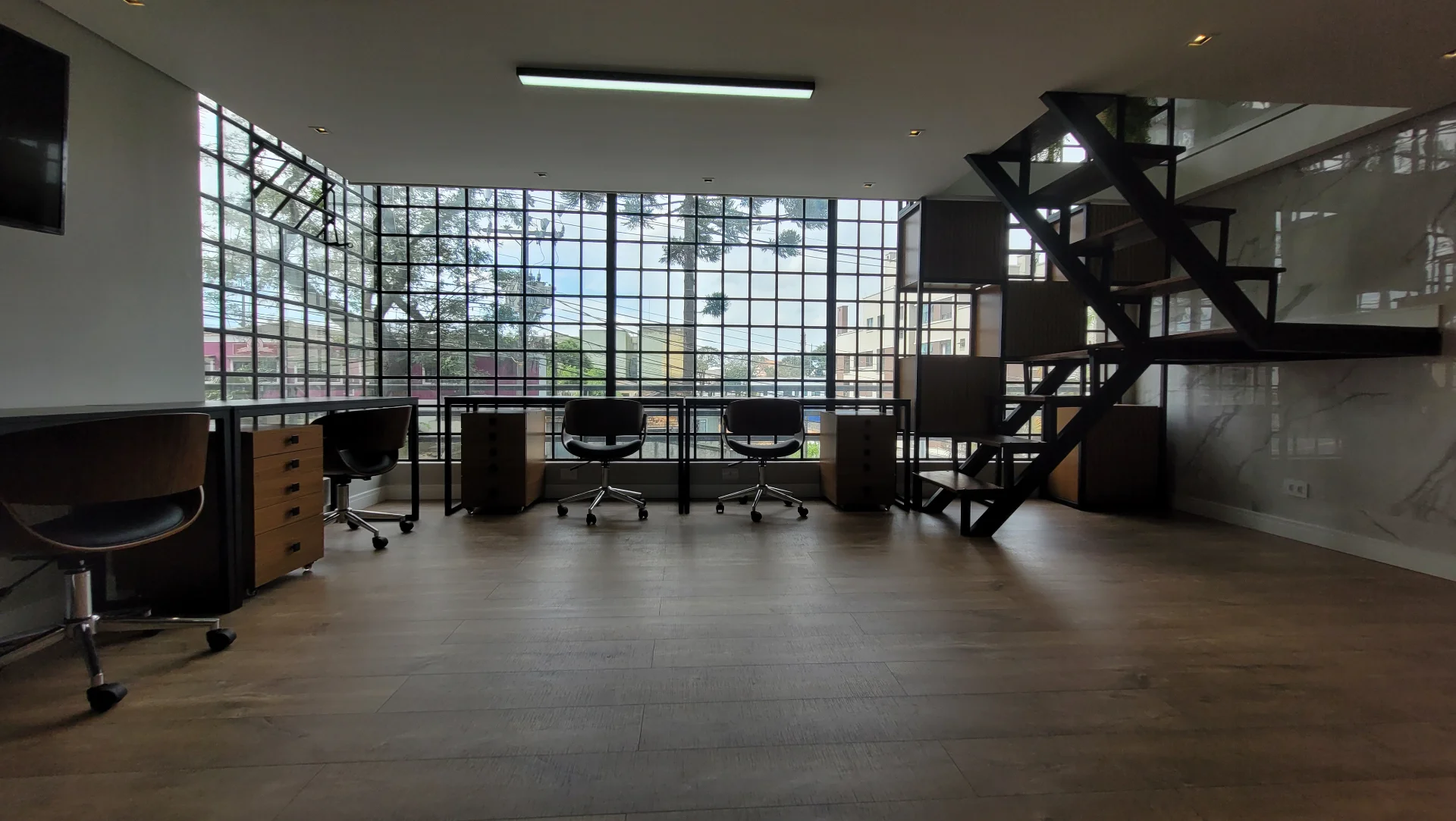 Ambiente completo com móveis sob medida em aço e MDF